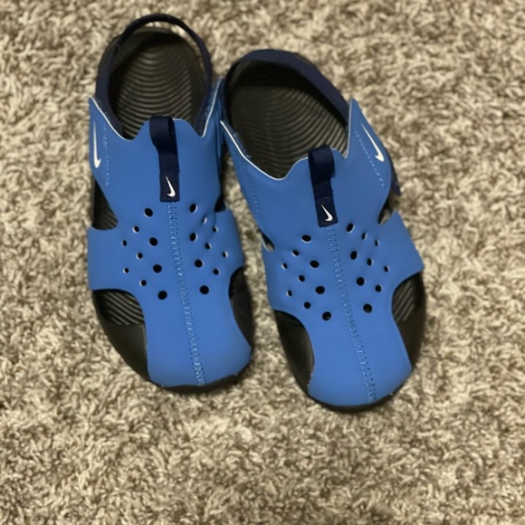 Size 2 Royal Blue Nike kids sandals barely worn - Picture 4 of 4